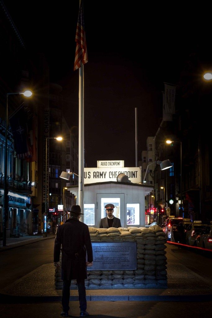 Check Point Charlie, in questo caso i figuranti siamo noi (in foto Fabrizio Todisco e Davide Pretto) Credits @Dvdprtto che con questa foto si è guadagnato la copertina della rubrica Carpe Diem di Vanity Fair.