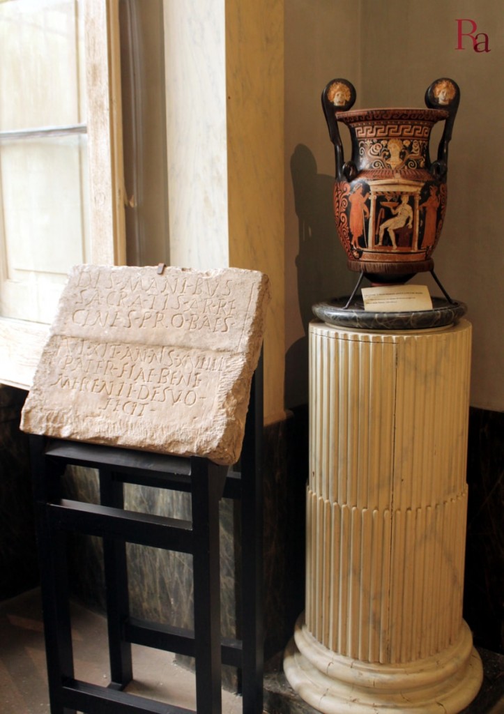 Iscrizione funeraria e cratere a mascheroni apulo,credits Sara Rania. Su concessione del Ministero dei Beni e delle attività Culturali e del Turismo - Polo Museale della Puglia - Museo Nazionale Jatta