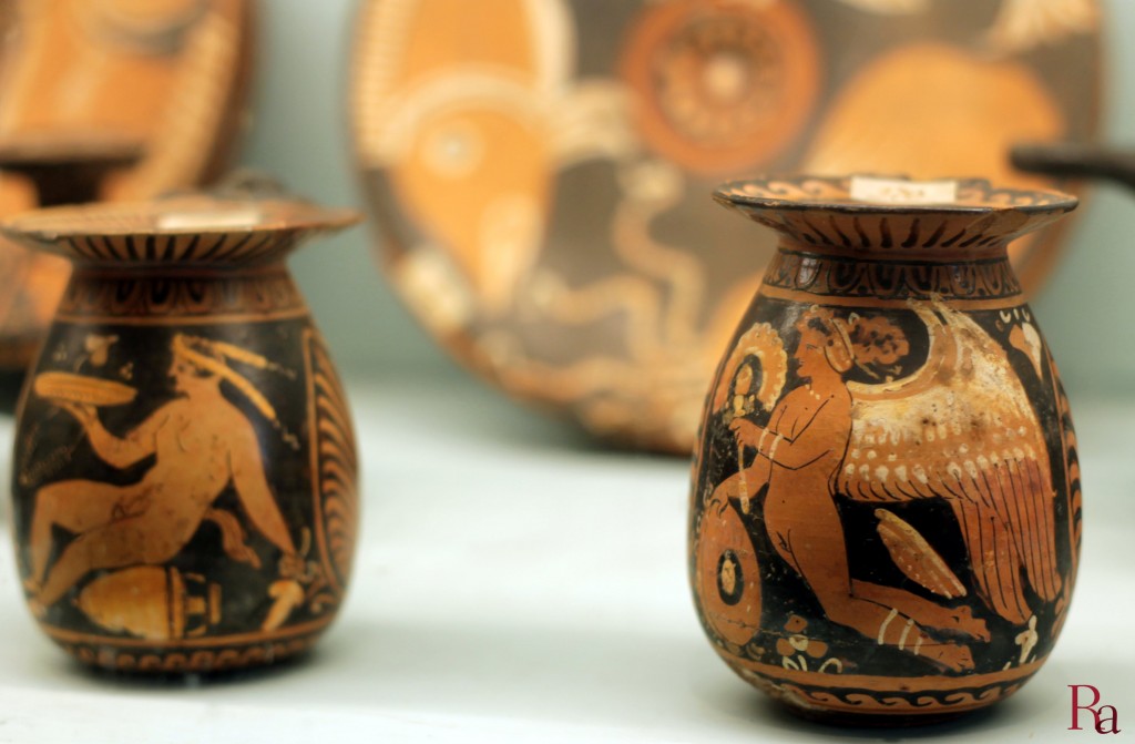 Vasetti miniaturistici apuli, seconda sala del Museo Nazionale Jatta, credits Sara Rania. Su concessione del Ministero dei Beni e delle attività Culturali e del Turismo - Polo Museale della Puglia - Museo Nazionale Jatta